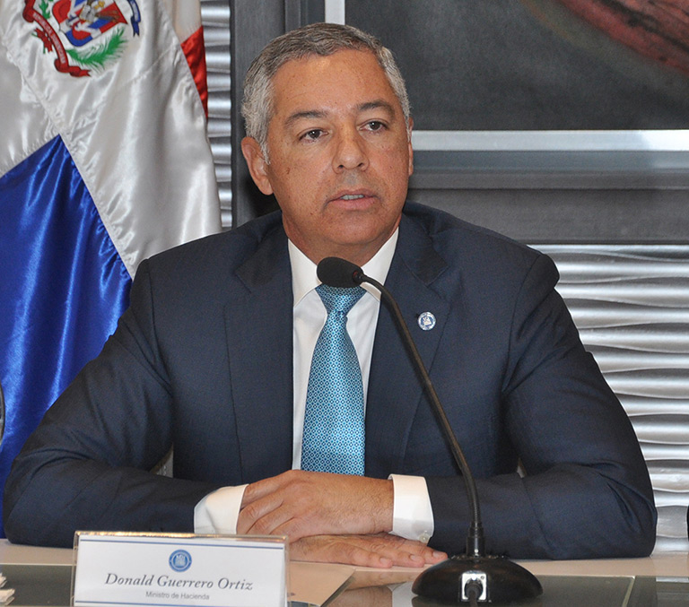 DSC_1441-3 El ministro de Hacienda, Donald Guerrero Ortiz, presentó a los periodistas los “Resultados de la Finanzas Públicas 2016-2017”.