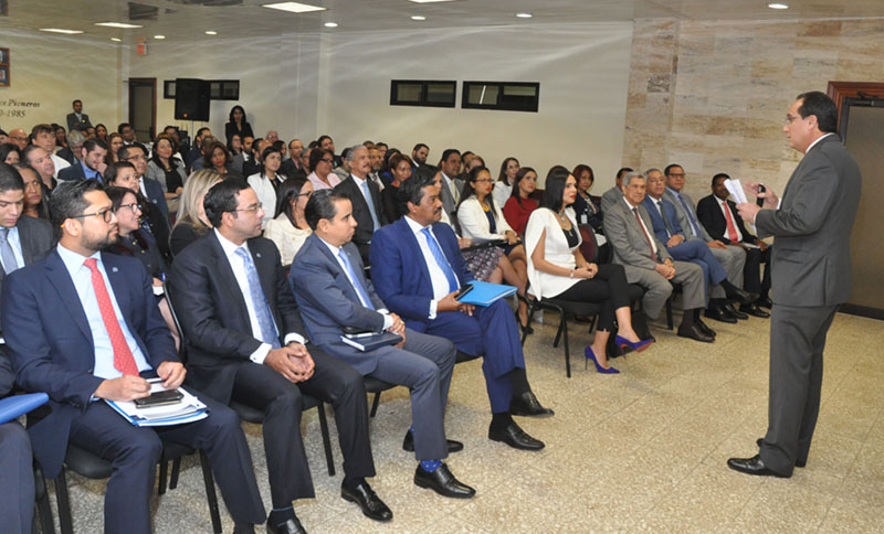 El consultor internacional Ernesto De La Torre mientras se dirigía a los presentes en el lanzamiento de los trabajos del Plan Estratégico Institucional.
