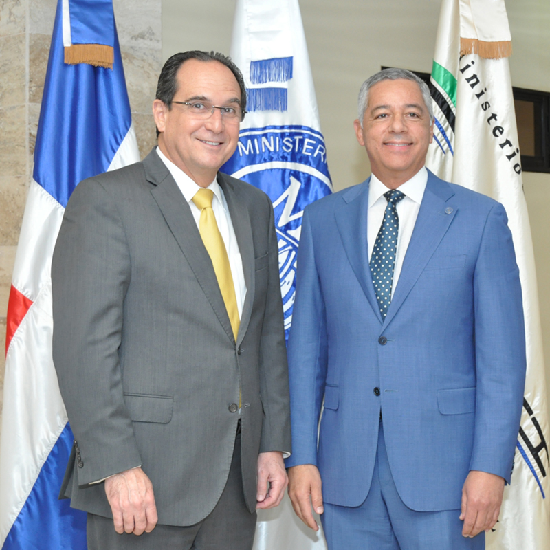 El Ministro de Hacienda, Donald Guerrero Ortiz y el consultor internacional, Ernesto De La Torre, durante la actividad que se llevó a cabo en el Centro de Capacitación y Política en Gestión Fiscal.