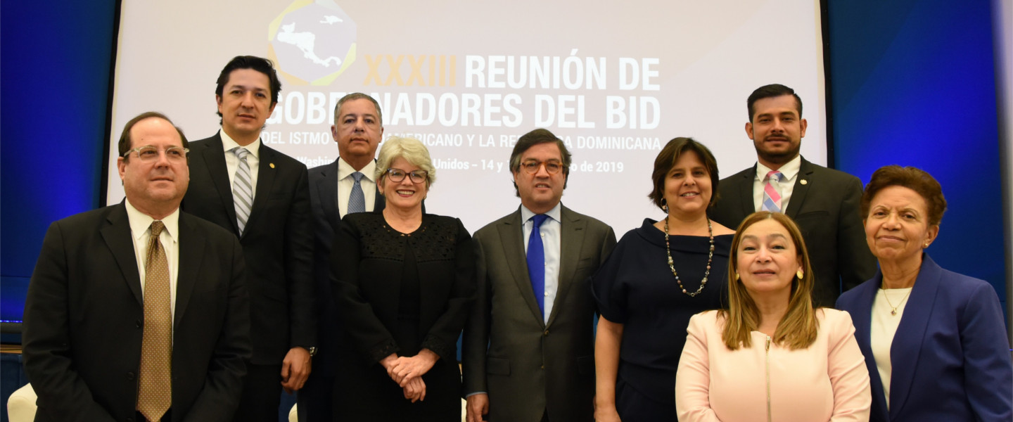 Imagen destacada de la Ministro de Hacienda y Presidente del BID pasan revista a la perspectiva económica de República Dominicana