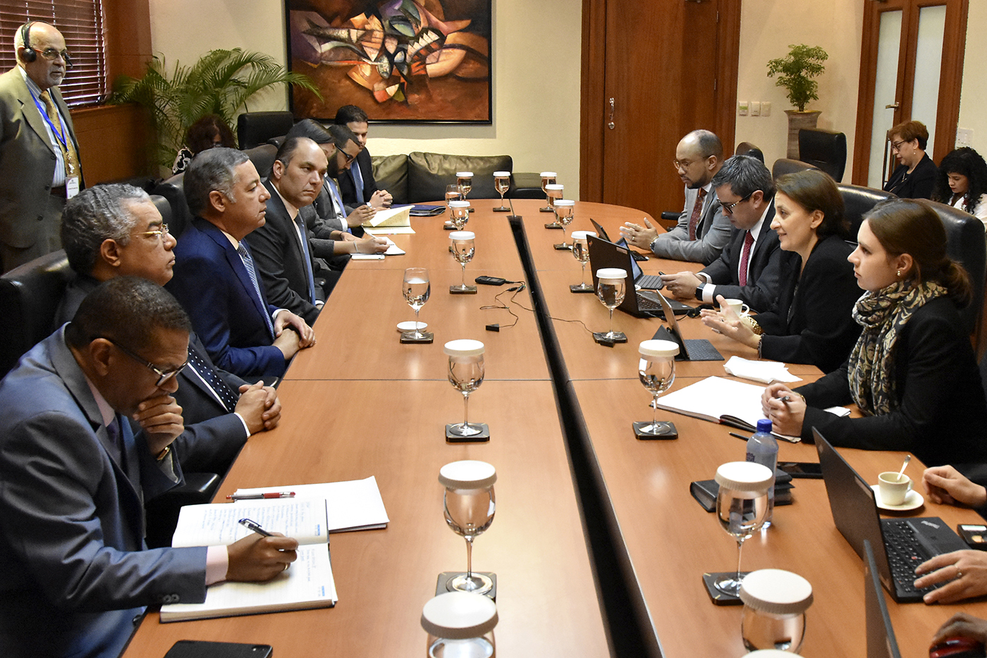 Ministro de Hacienda recibe misión del FMI