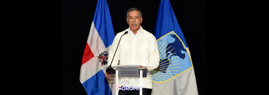 El ministro de Hacienda, Donald Guerrero Ortiz se dirige a los presentes en la ceremonia inaugural de FOROMIC, que se celebra en Punta Cana.