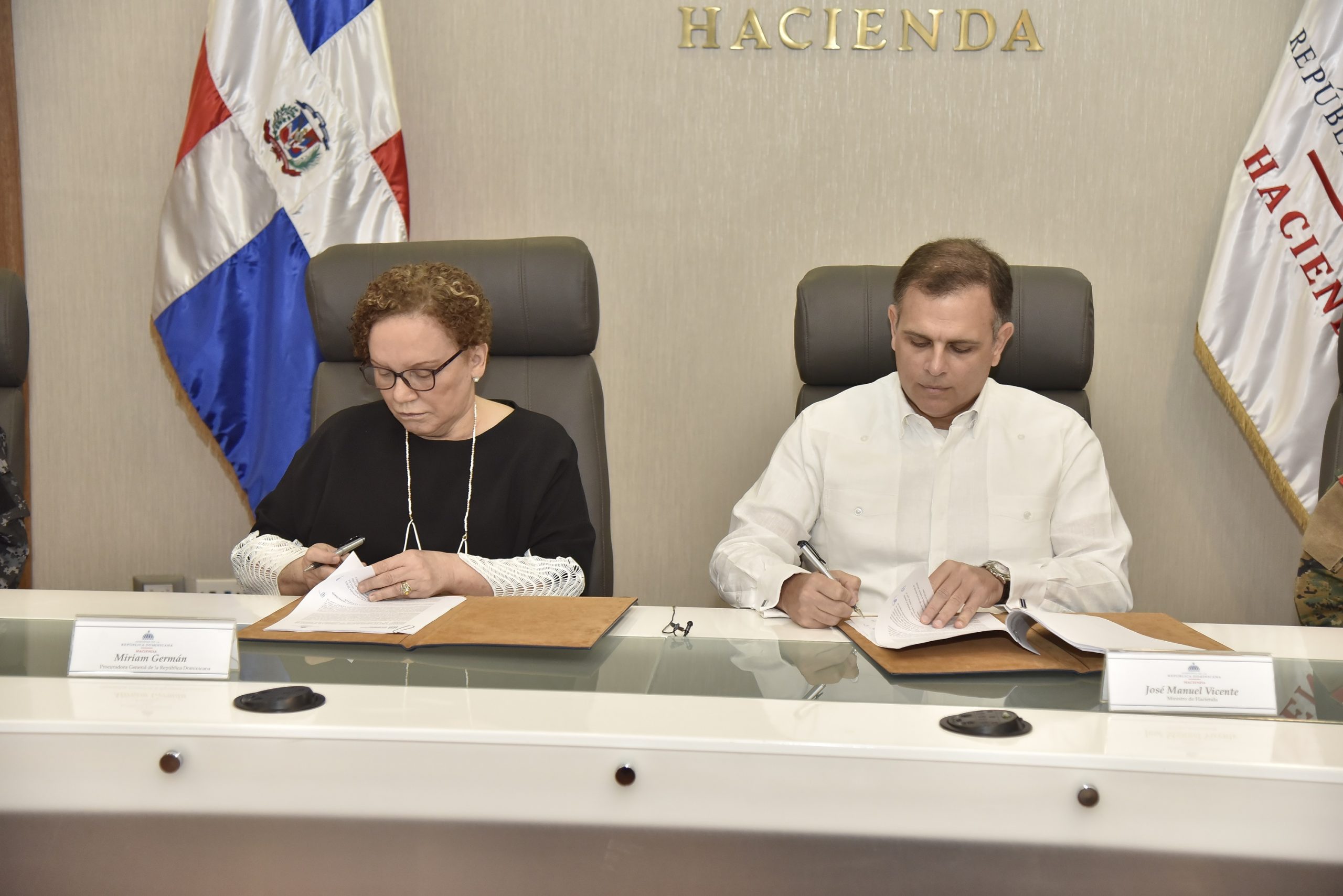 El ministro de Hacienda, Jochi Vicente, y la procuradora general de la República, Miriam Germán Brito, durante la firma del protocolo.