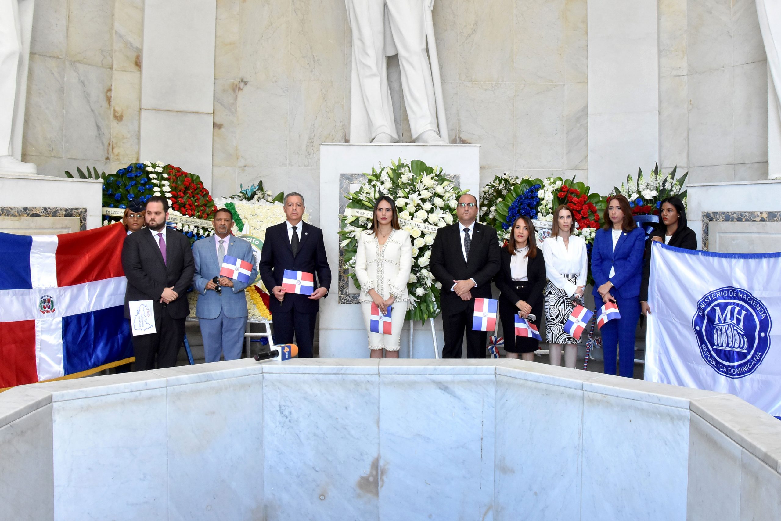Ministerio de Hacienda deposita ofrenda floral en el Altar de la Patria