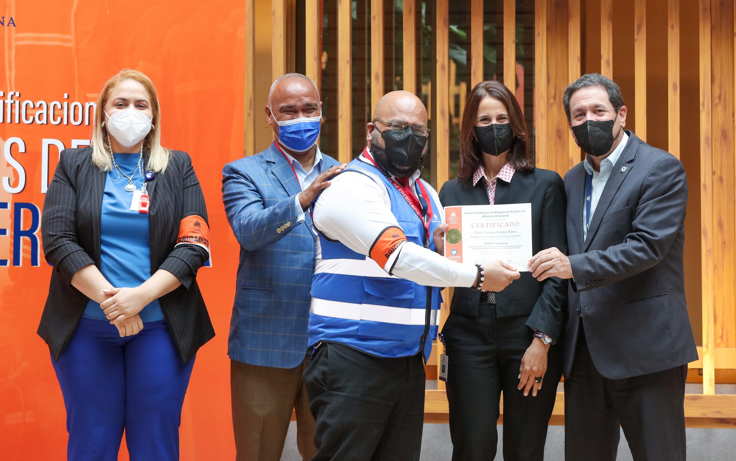 Hacienda entrega certificados de participación a brigadistas