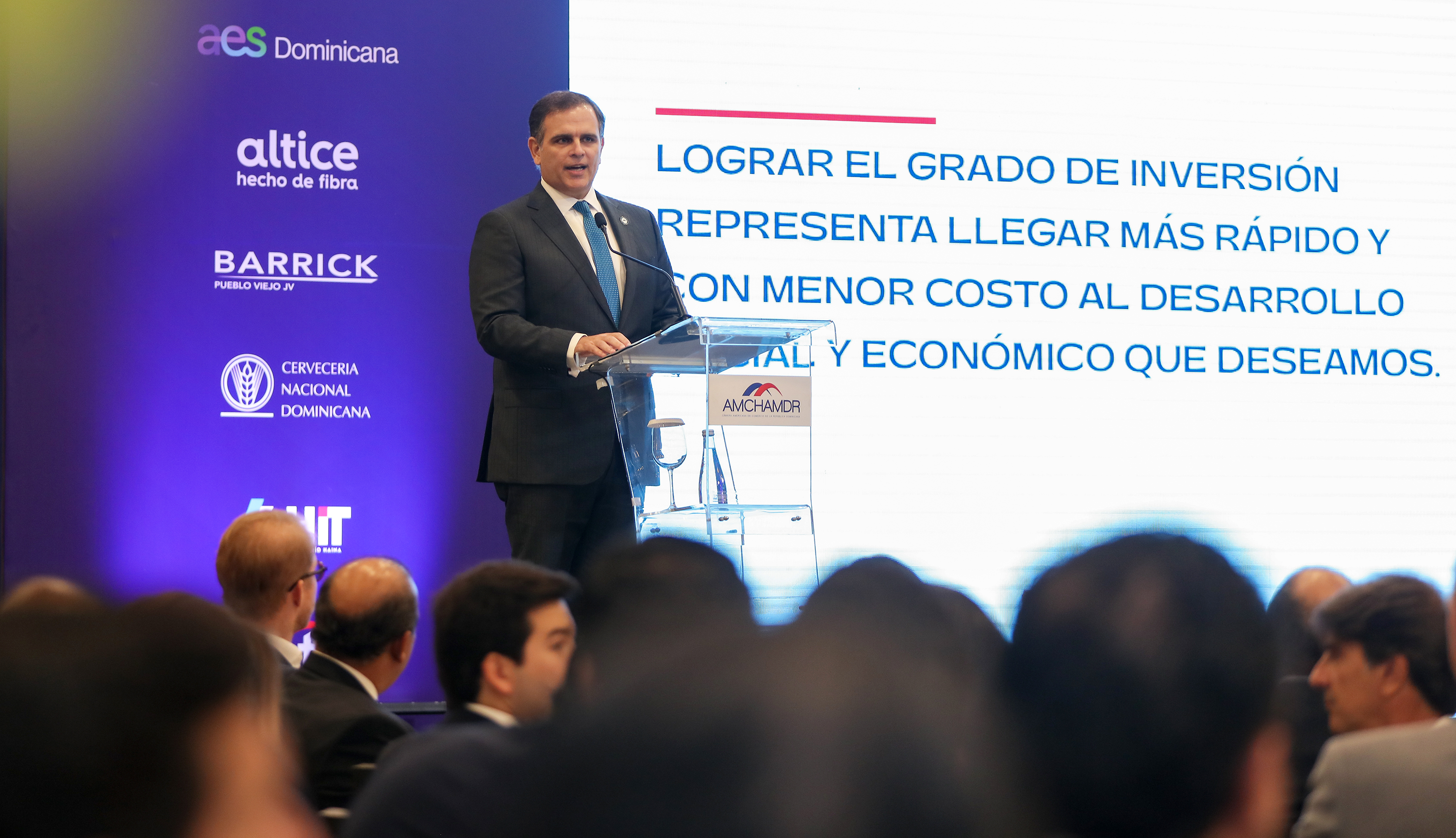 Ministro de Hacienda dice Gobierno trabaja para alcanzar el Grado de Inversión