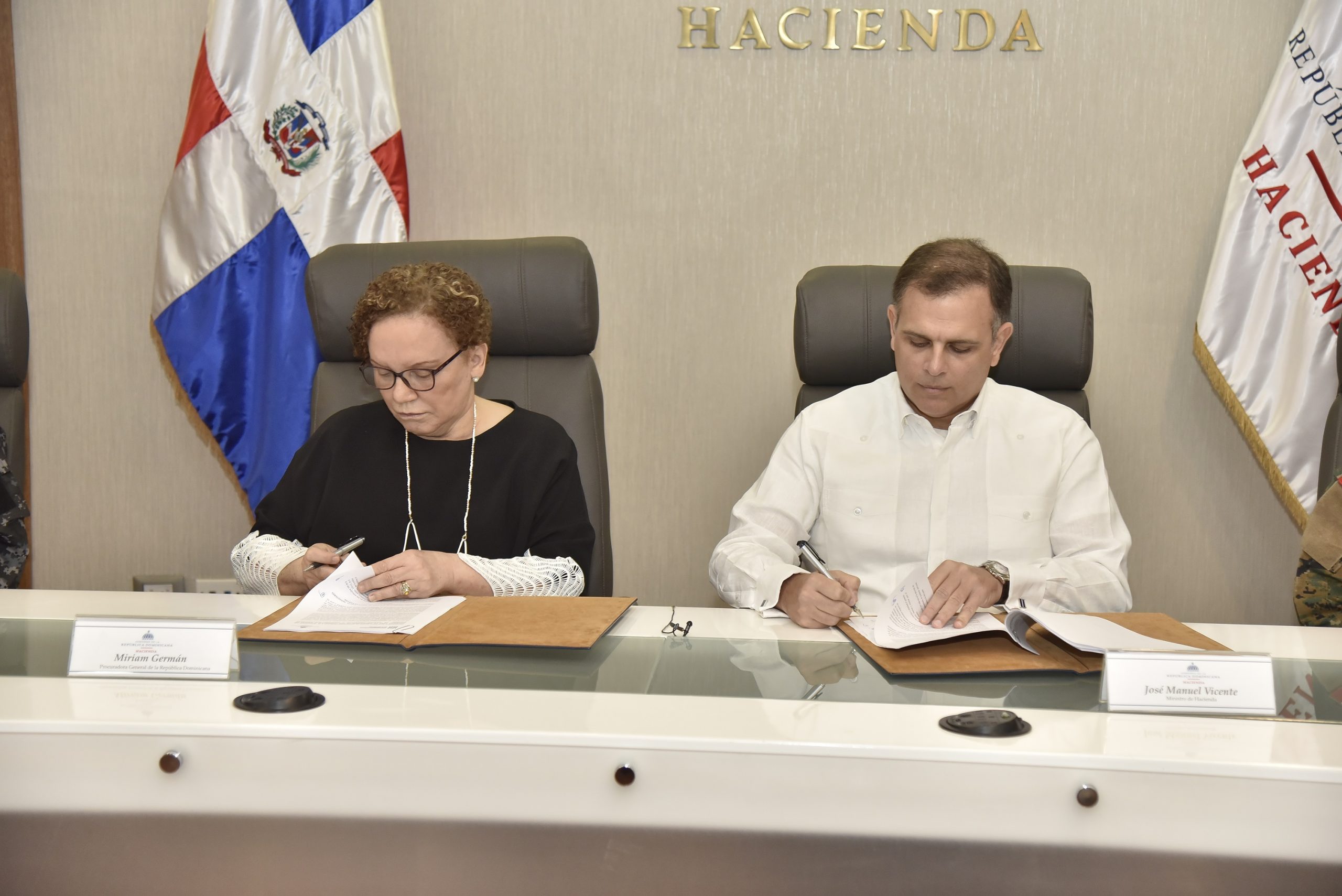 Hacienda y Procuraduría General firman protocolo para fortalecer persecución de prácticas ilegales de juegos de azar