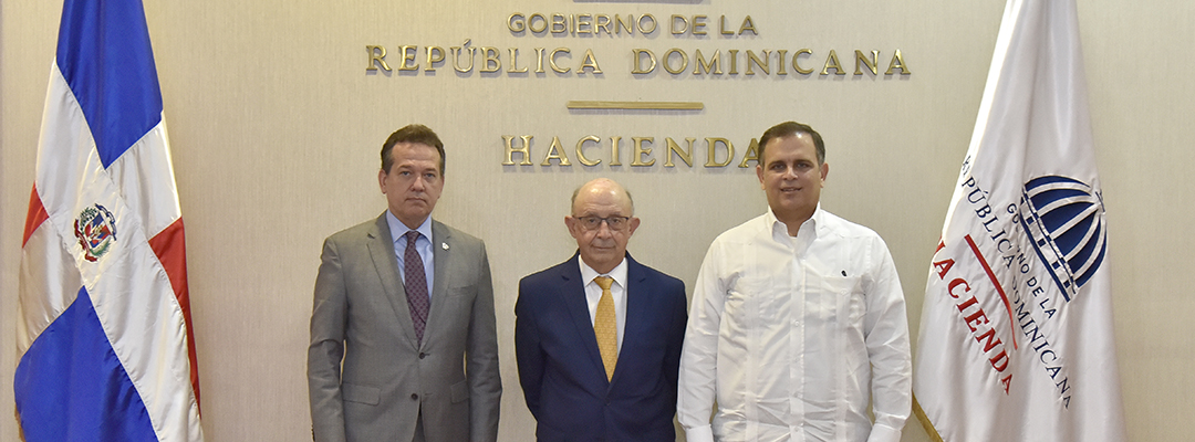 Exministro español de Hacienda comparte experiencias sobre la recuperación económica pospandemia con autoridades dominicanas