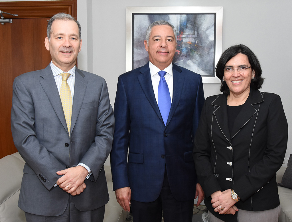 Gerente del BID visita al Ministro de Hacienda, Donald Guerrero Ortiz