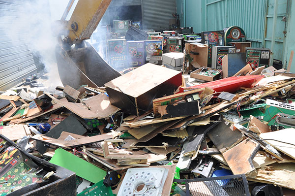 Imagen destacada de Ministerio de Hacienda destruye 223 “tragamonedas” que operaban en negocios donde este juego está prohibido por ley