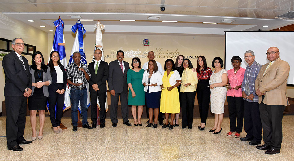 Imagen destacada de la Ministerio de Hacienda reconoce trayectoria de empleados en trámite de pensión