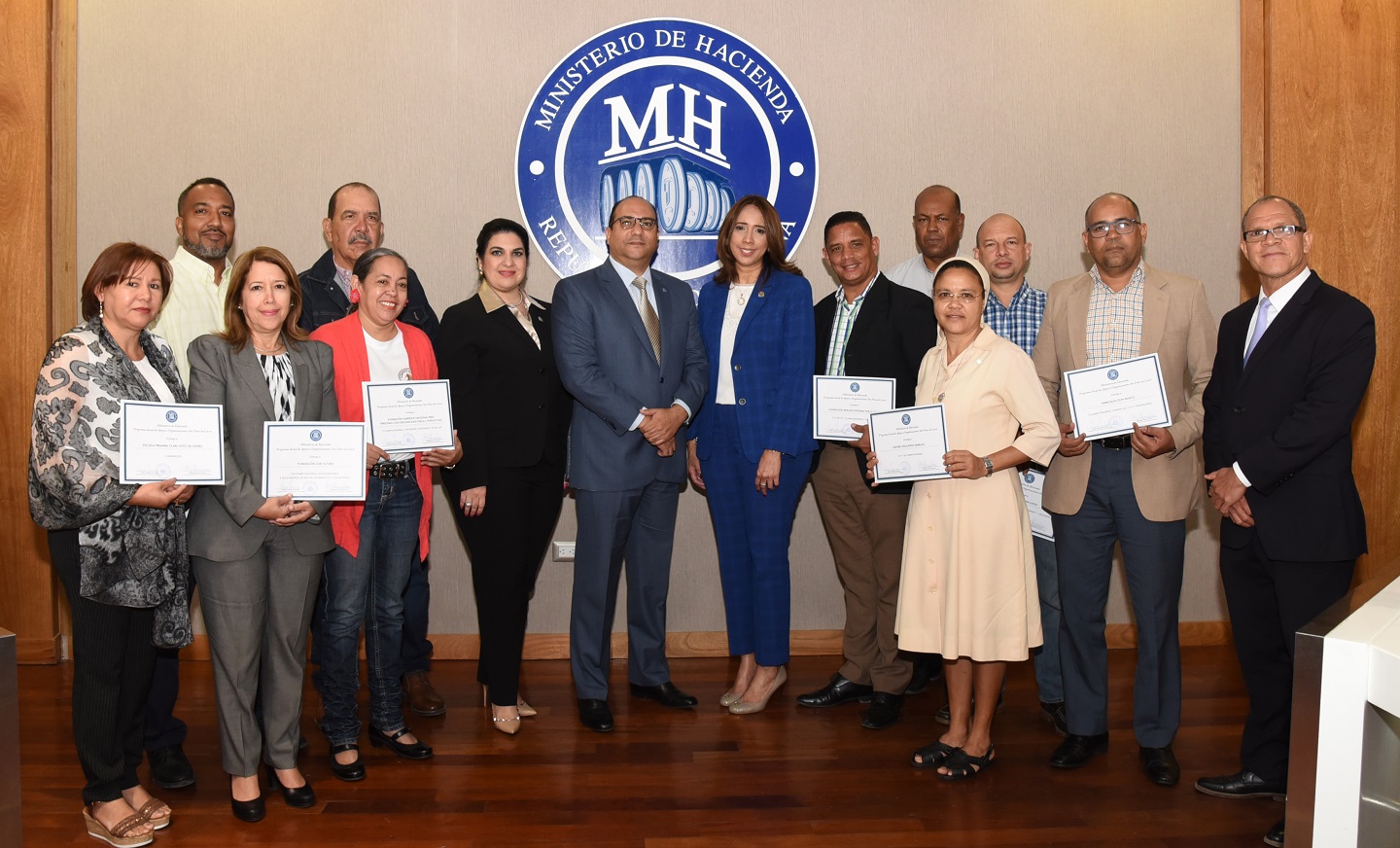 Ya son 11,500 los equipos entregados por el Ministerio de Hacienda a instituciones sin fines de lucro