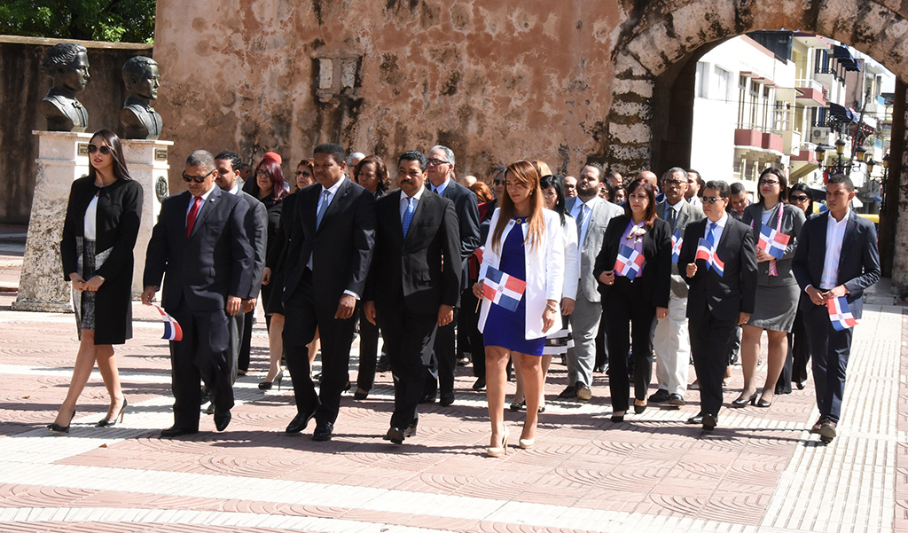 Ministerio de Hacienda deposita ofrenda floral en el altar de la patria