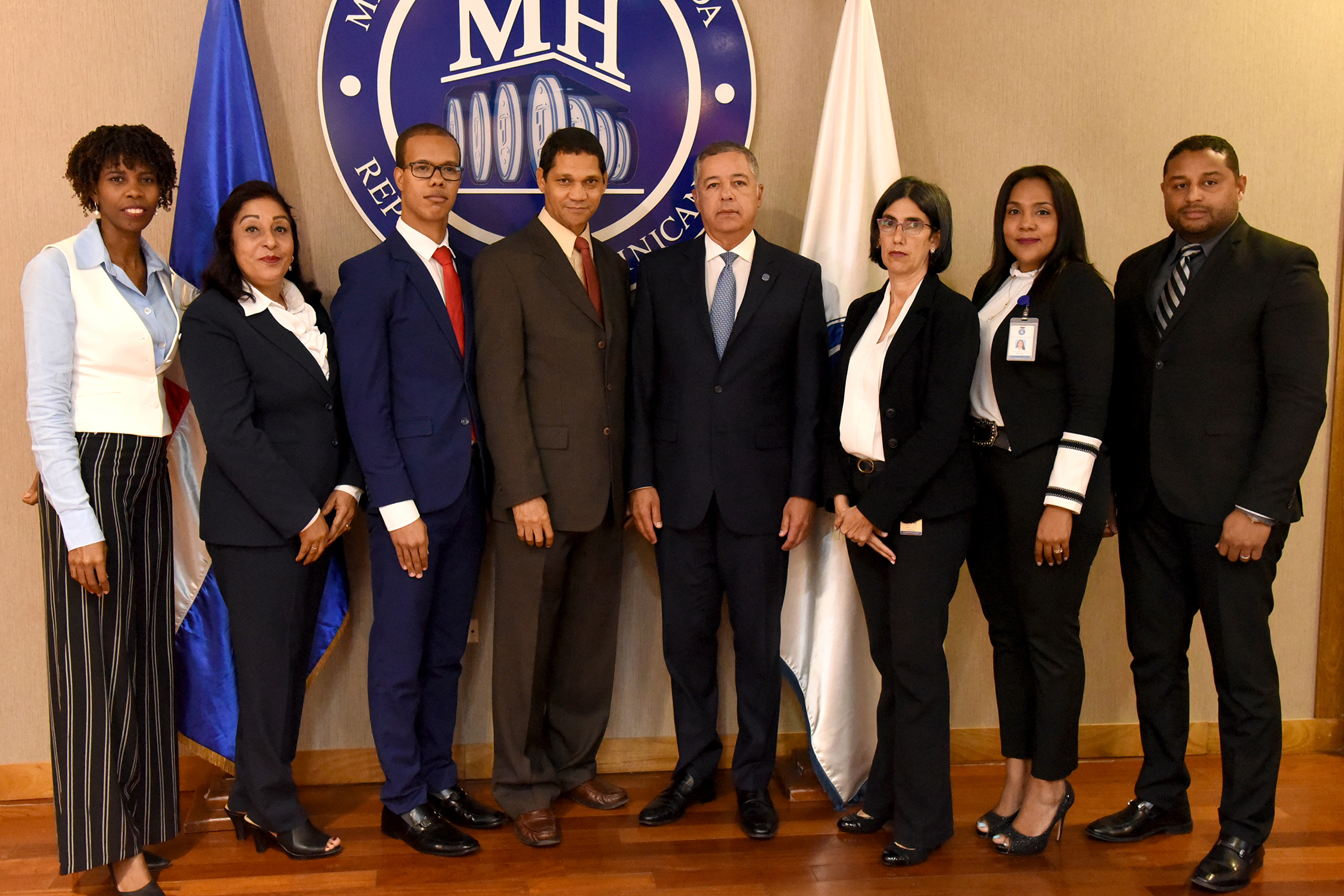 Ministro de Hacienda juramenta nueva Directiva de la Comisión de Ética Institucional