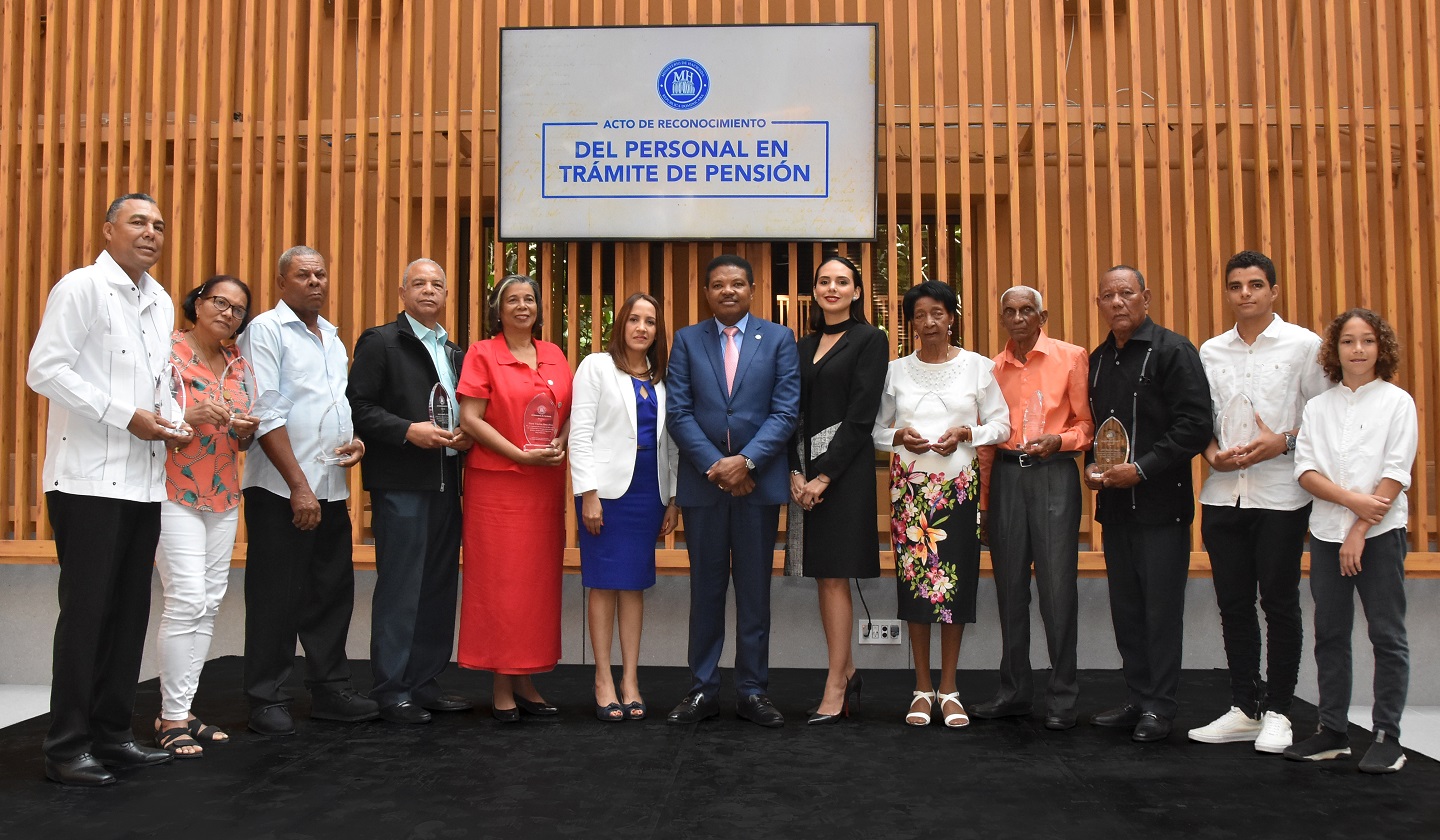 Ministerio de Hacienda reconoce trayectoria de colaboradores en trámite de pensión