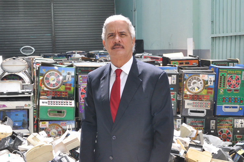 Ministerio de hacienda destruye máquinas tragamonedas y miles de equipos que operaban ilegalmente