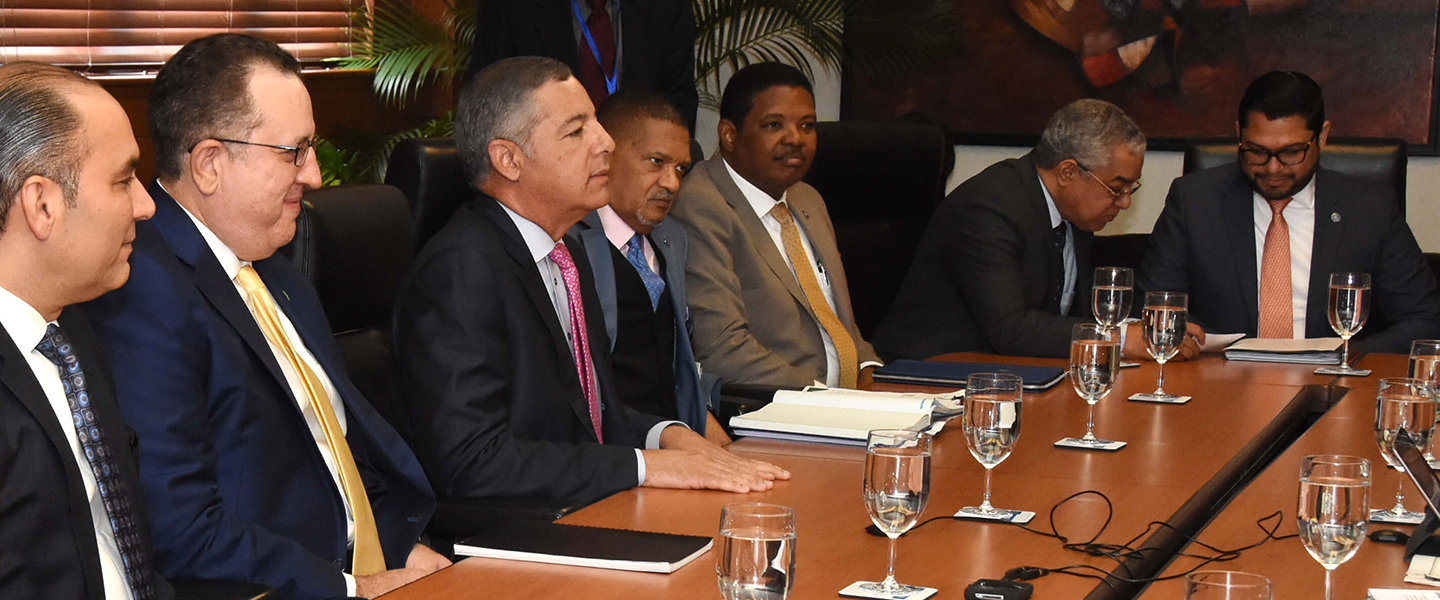 Ministro de Hacienda se reúne con misión del FMI