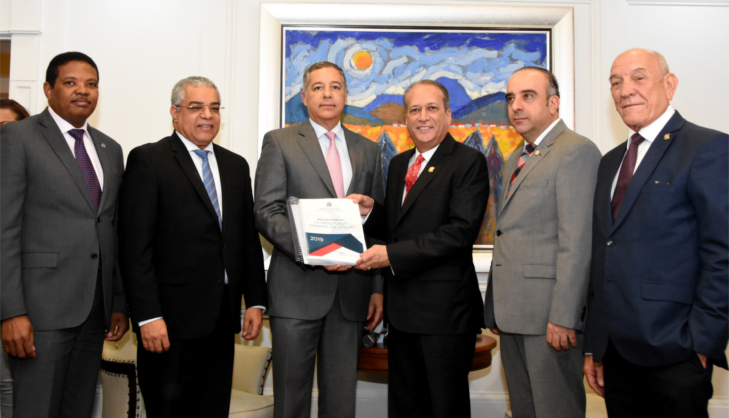 Ministro de Hacienda entrega proyecto de presupuesto 2019 al Congreso Nacional