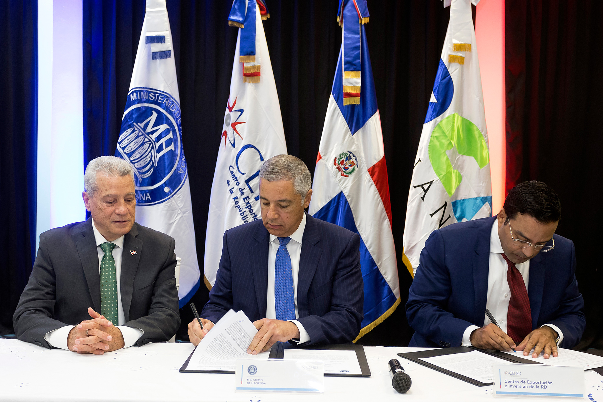 Imagen destacada de la Ministerio de Hacienda, dirección general de aduanas y CEIRD firman acuerdo interinstitucional