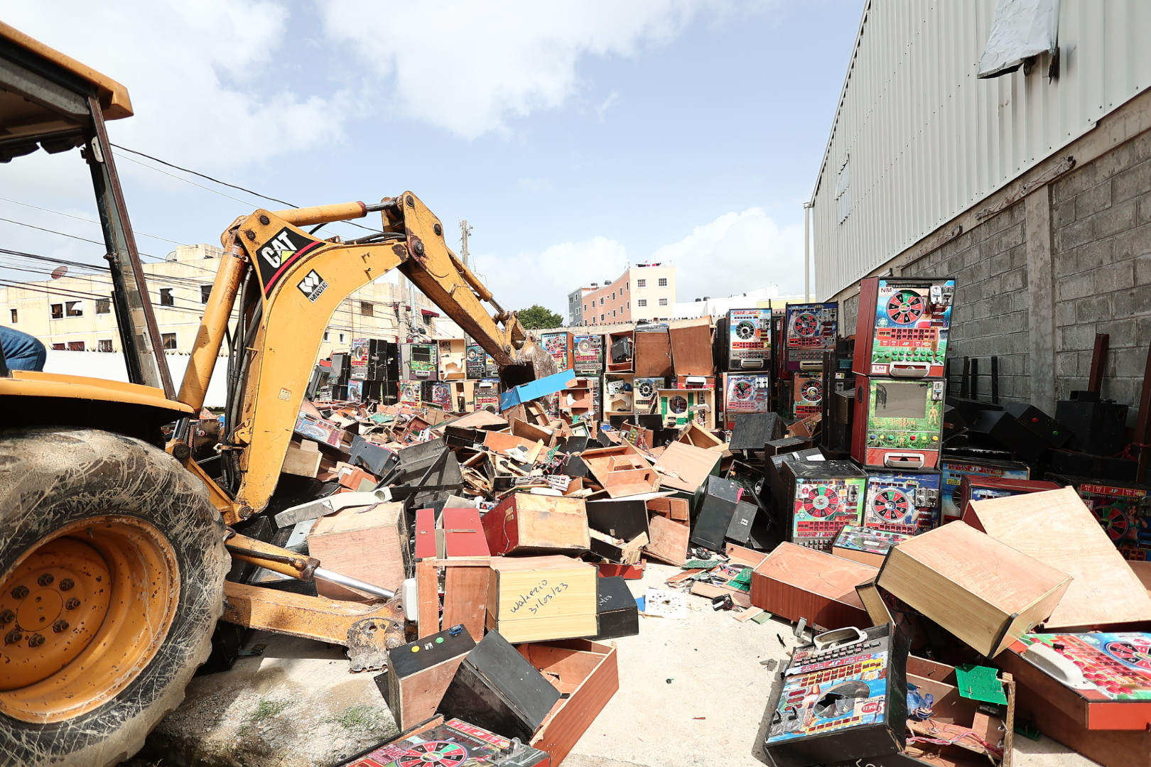 Imagen destacada de Ministerio de Hacienda destruye más de 1,800 equipos utilizados para la comercialización ilegal de juegos de azar