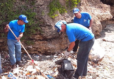 Imagen destacada de Empleados del Ministerio de Hacienda participan en Jornada Limpieza de Costas 2014