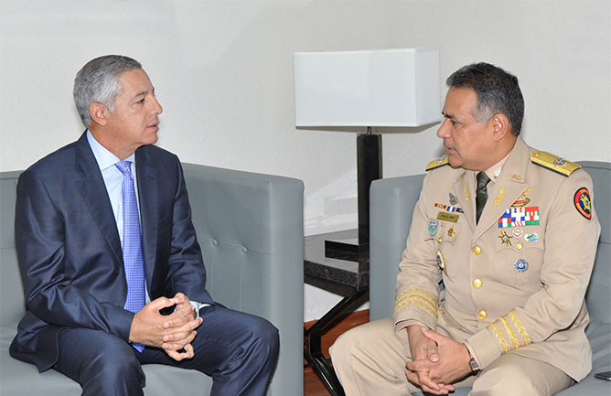 Imagen destacada de Ministro de Hacienda recibe visita del ministro de defensa