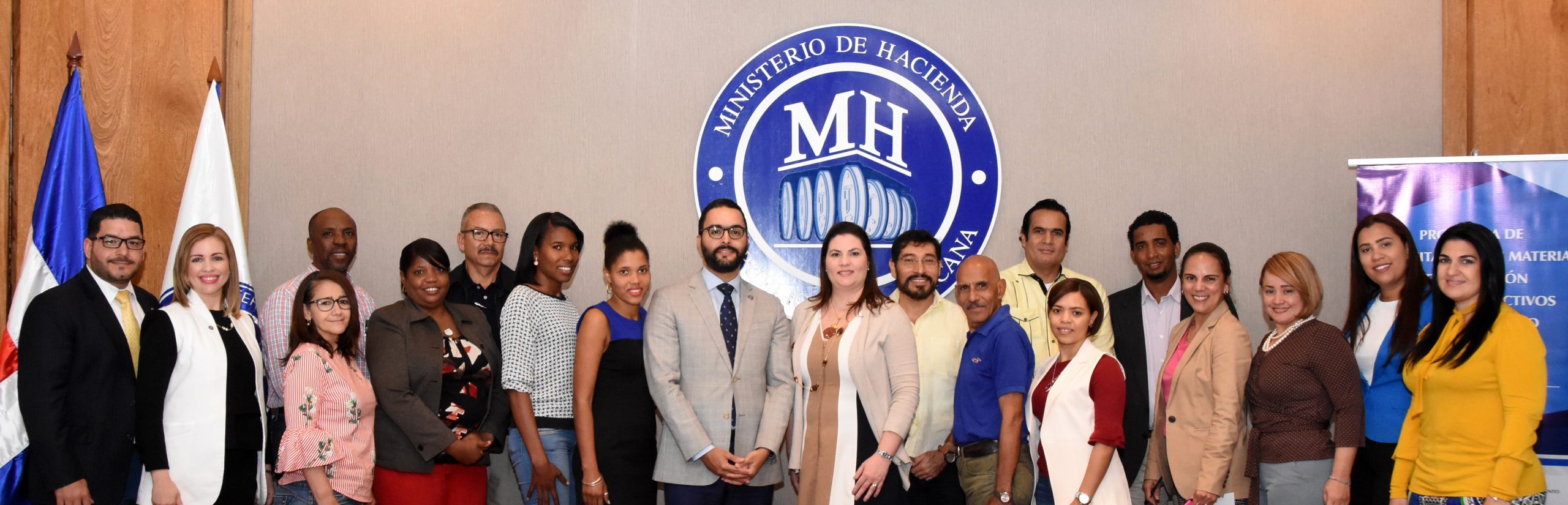 Ministerio de Hacienda ofrece taller sobre ley de lavado de activos a periodistas