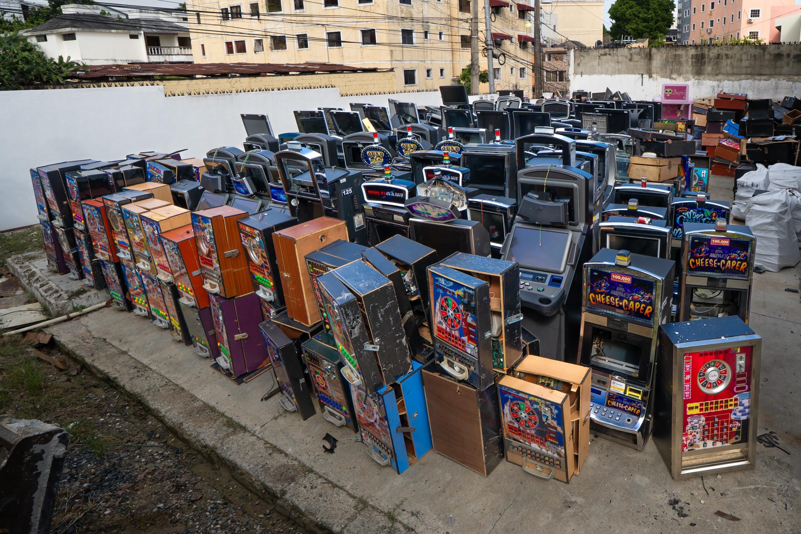 Ministerio de Hacienda destruye más de 1,500 equipos usados para venta ilegal de juegos de azar
