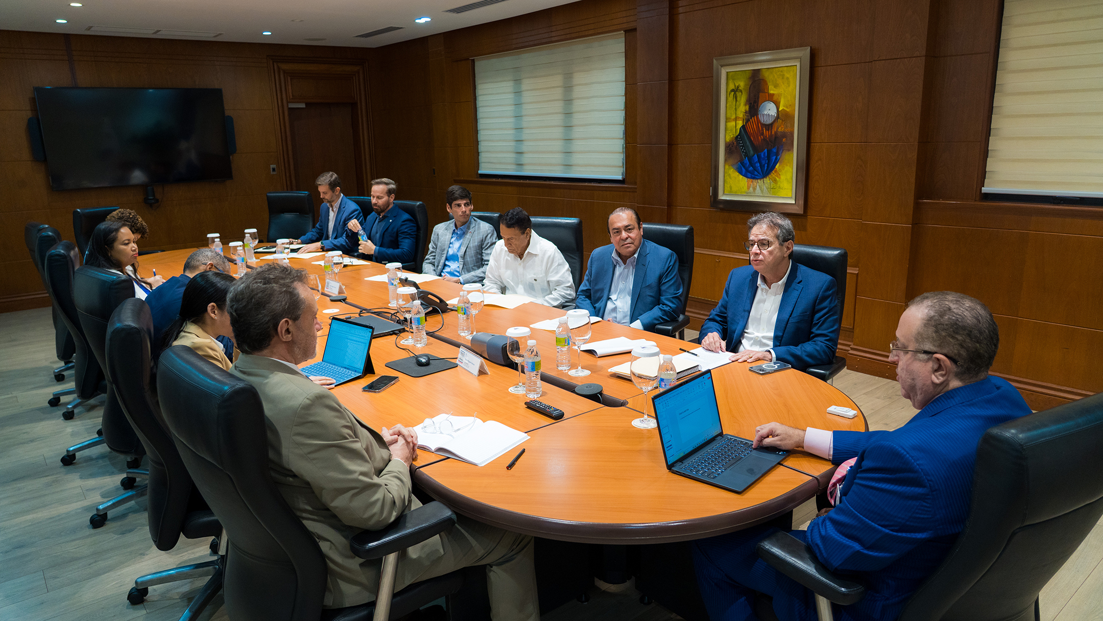Ministro Magín Díaz sostiene diálogo con gremios y sectores productivos