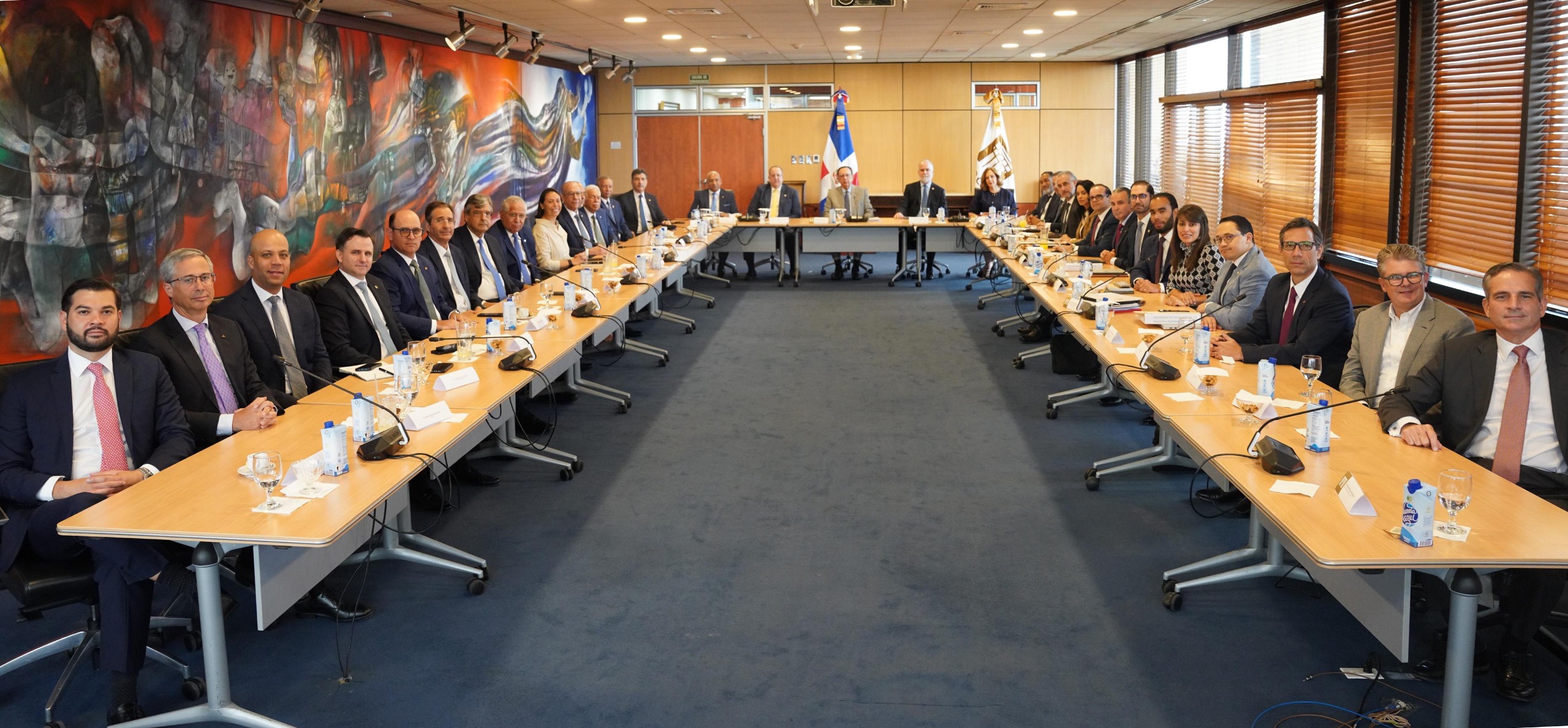 Imagen destacada de la Valdez Albizu, Magín Díaz y Alejandro Fernández se reúnen con los presidentes del sector financiero para pasar revista a la economía nacional