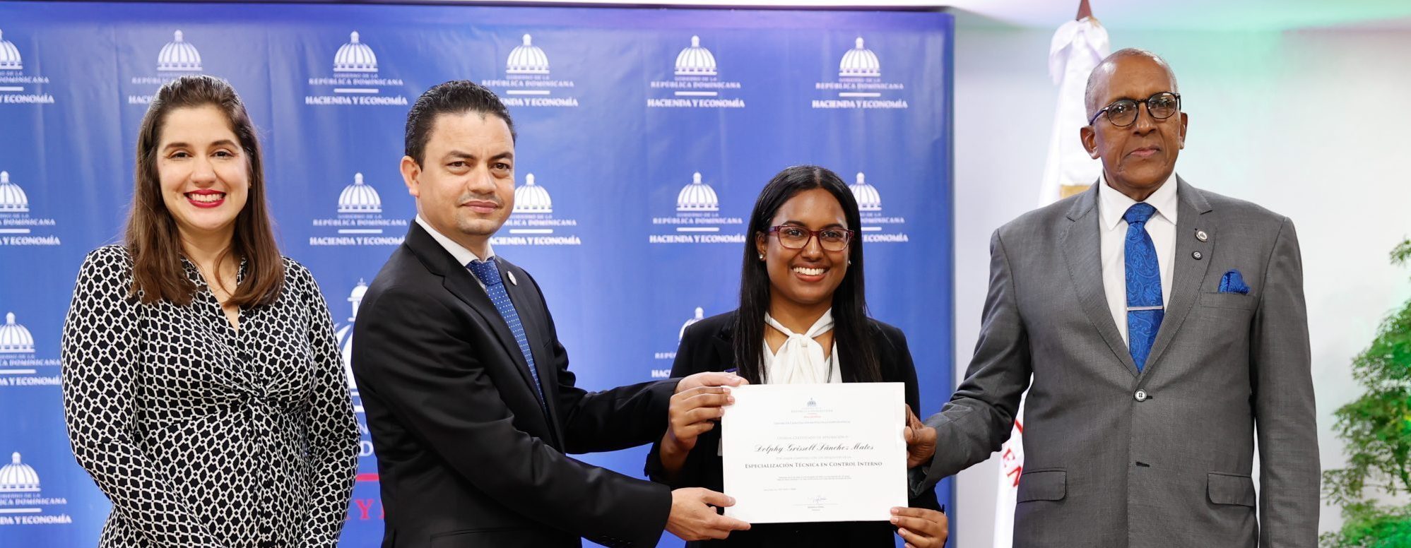 Hacienda y Economía gradúa 151 servidores públicos en especialidades técnicas y finanzas gubernamental