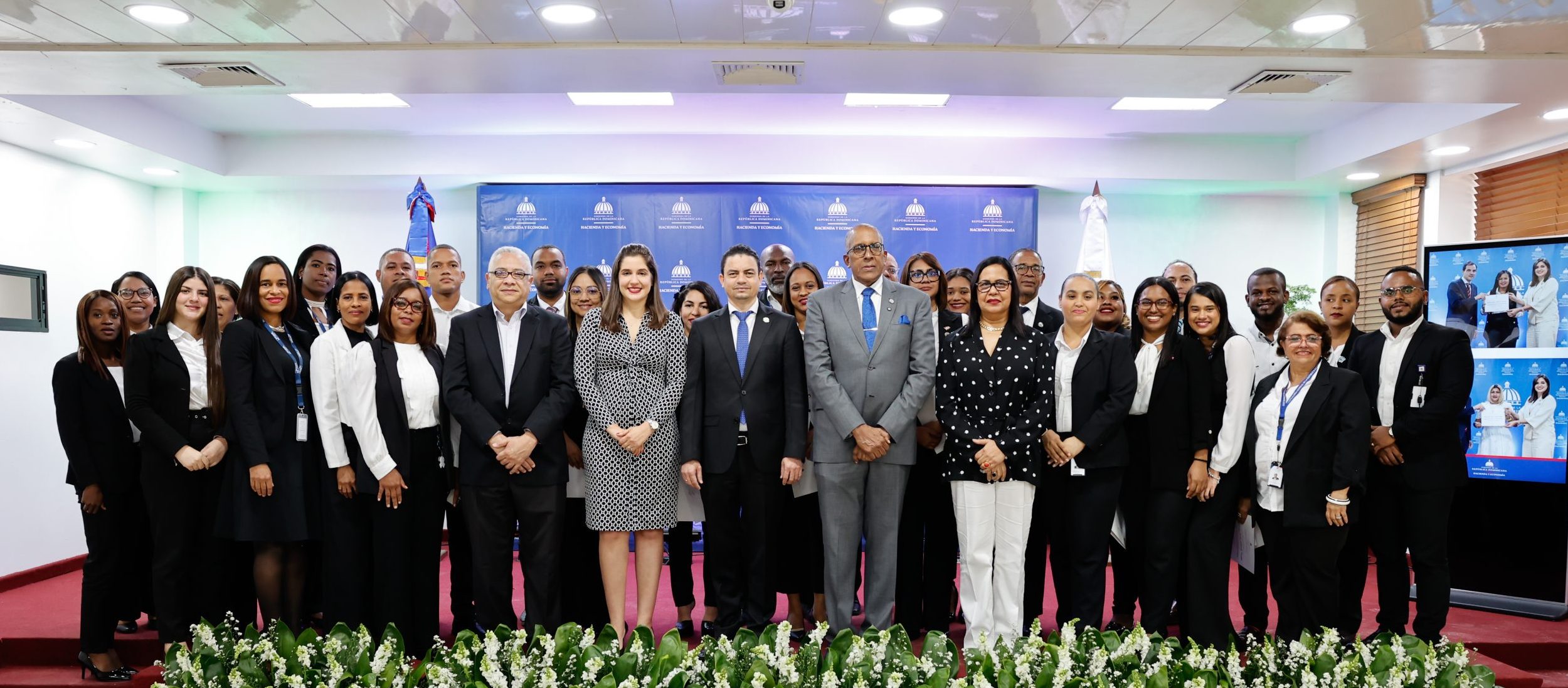 Hacienda y Economía gradúa 151 servidores públicos en especialidades técnicas y finanzas gubernamental