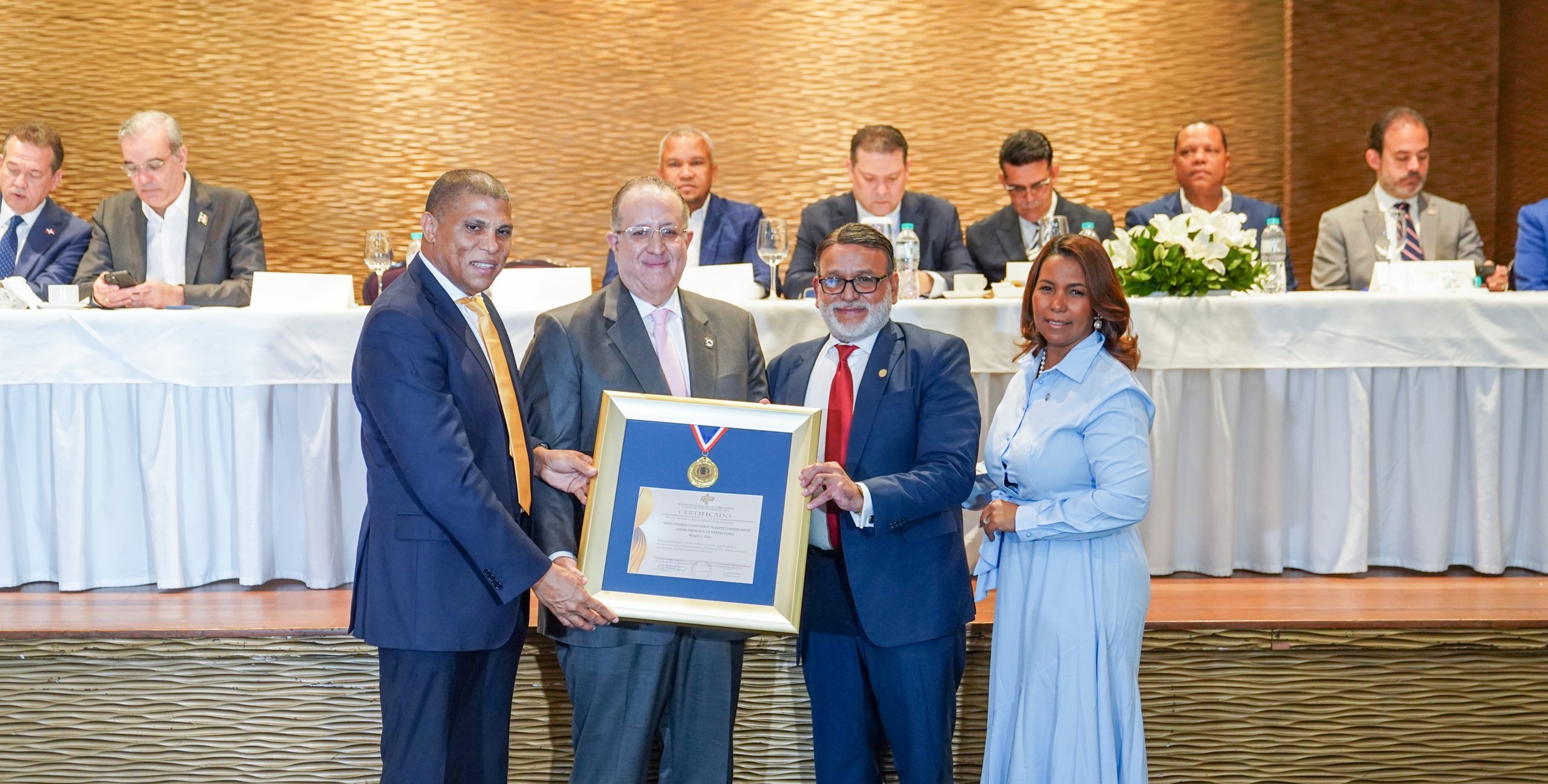 Ministro Magín Díaz recibe reconocimiento a la «Trayectoria del Año»