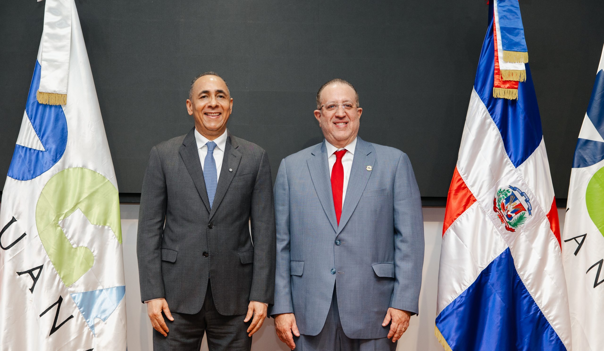 Ministro Magín Díaz juramenta a Nelson Arroyo como director de Aduanas