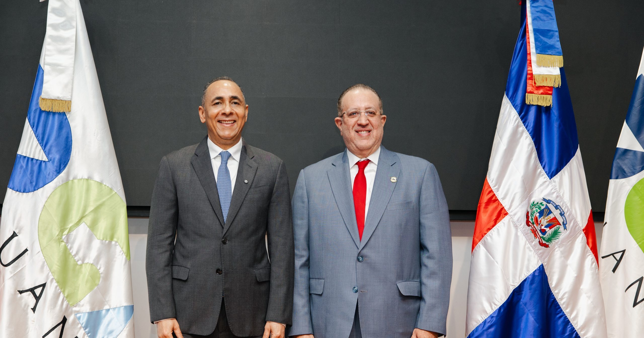 Ministro Magín Díaz juramenta a Nelson Arroyo como director de Aduanas