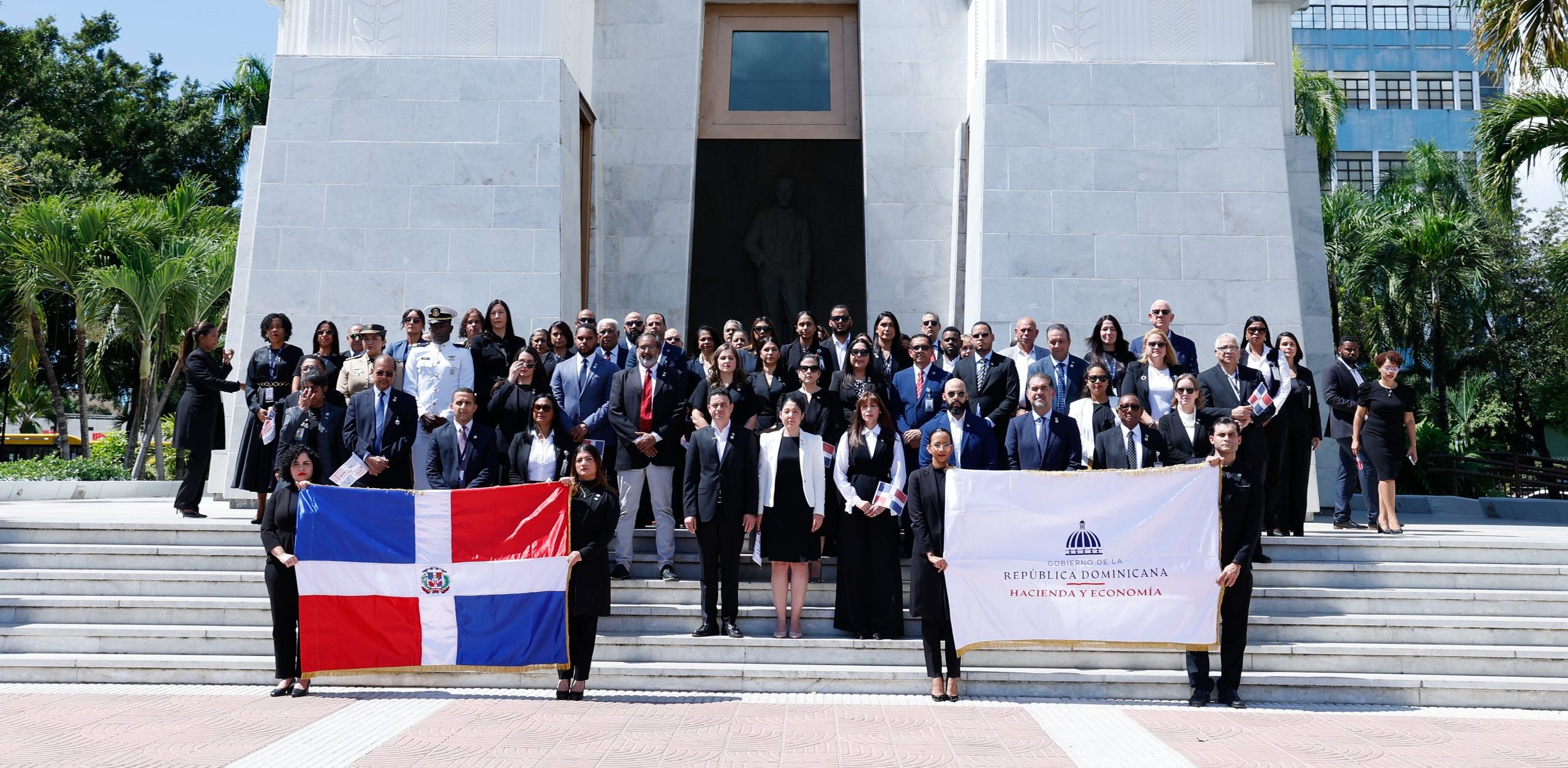 En el 182 aniversario de la Independencia, Hacienda y Economía rinde honores a la Patria con ofrenda floral