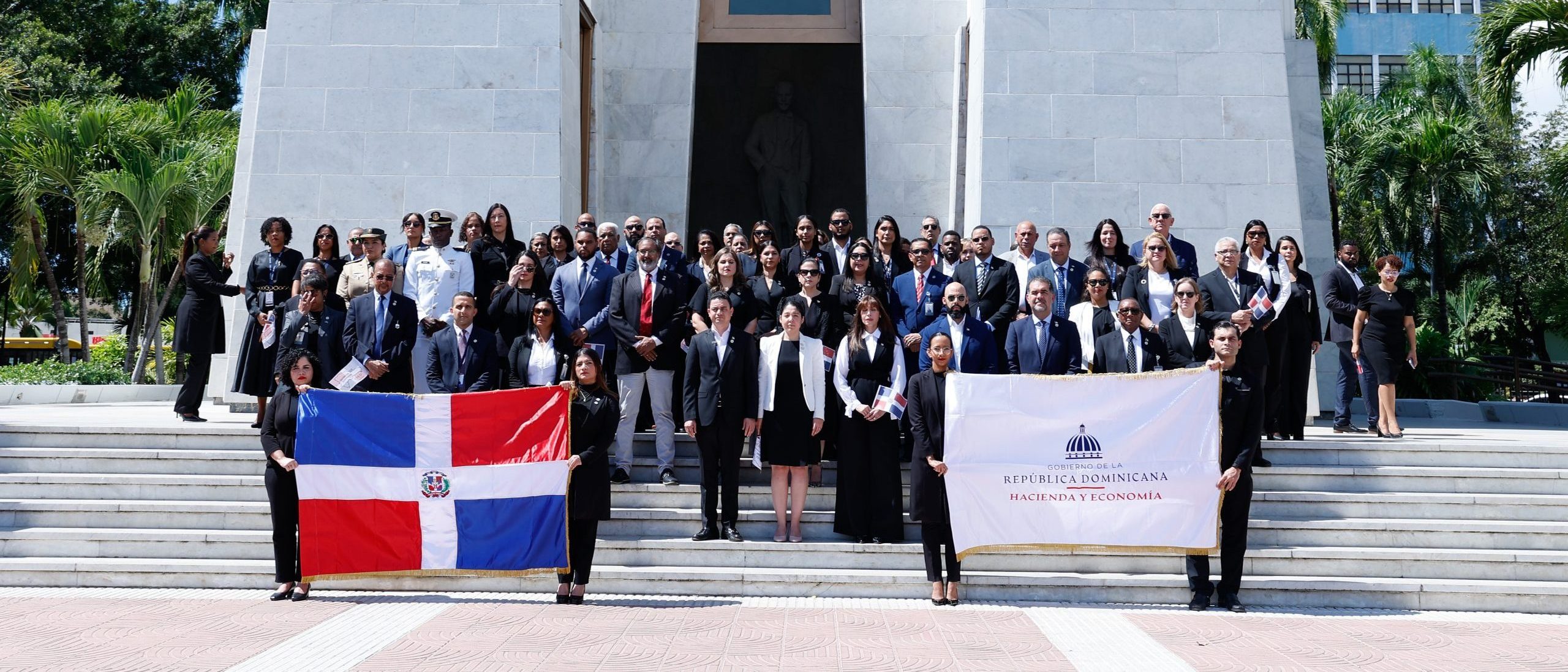 En el 182 aniversario de la Independencia, Hacienda y Economía rinde honores a la Patria con ofrenda floral