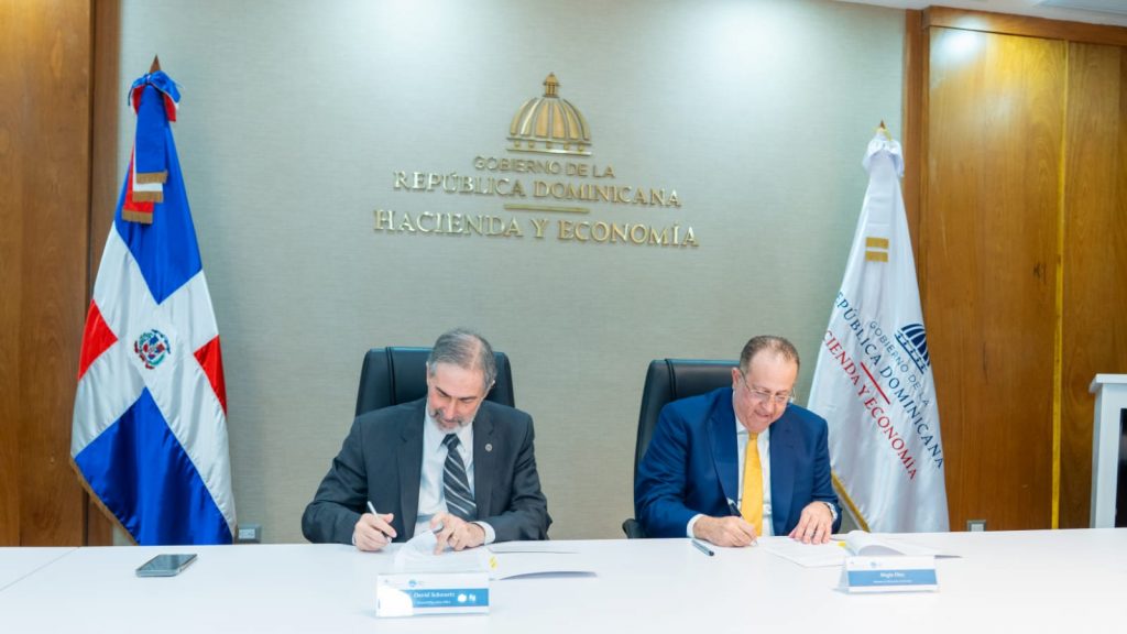 Director ejecutivo de FIBA, David Schwartz y el ministro de Hacienda y Economía, Magín Díaz