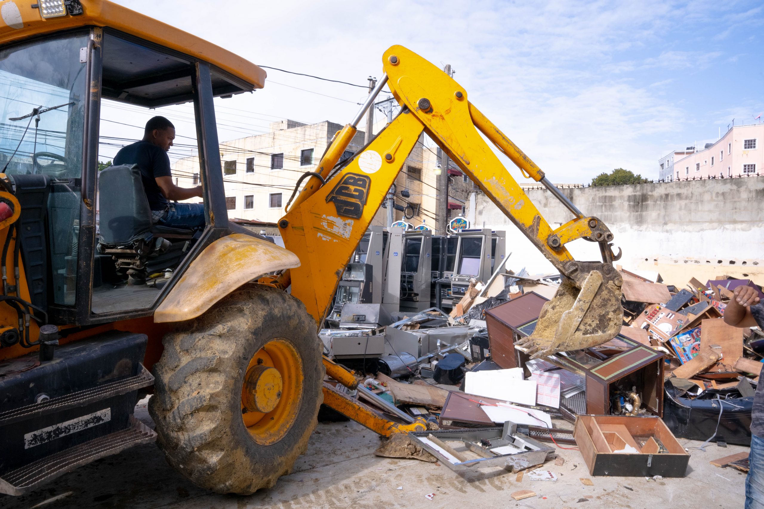 Hacienda y Economía destruye más de 2,000 equipos usados ilegalmente en juegos de azar a nivel nacional