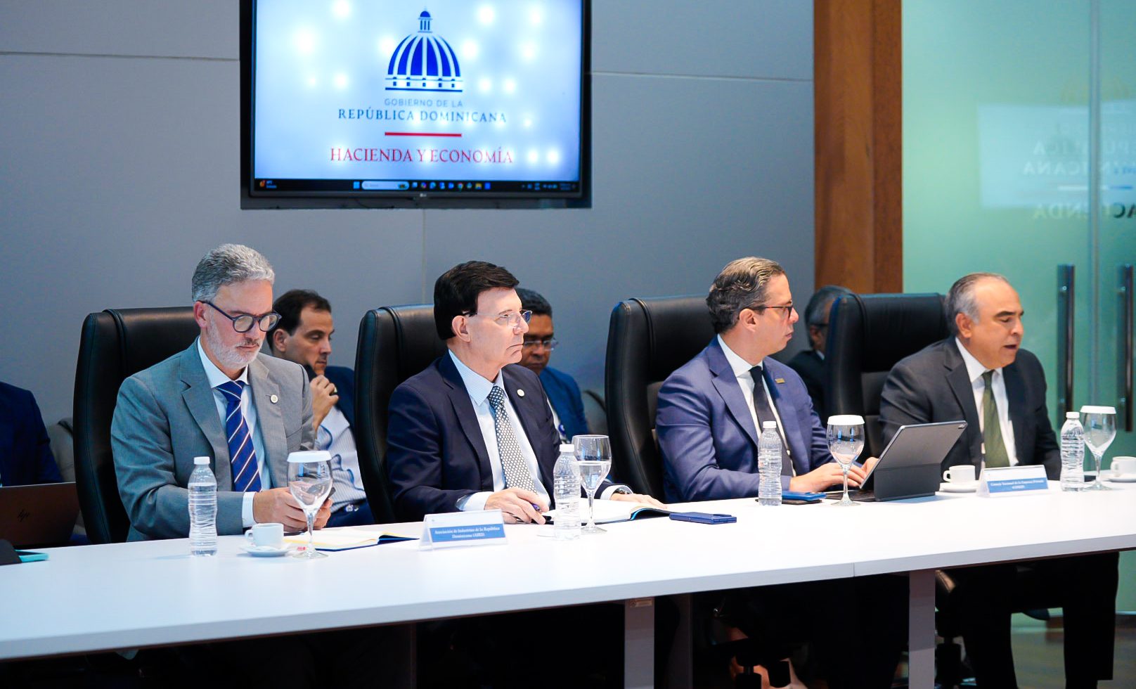 Imagen destacada de la Tras inicio de diálogo, sectores productivos manifiestan disposición para abordar crisis internacional con el Gobierno