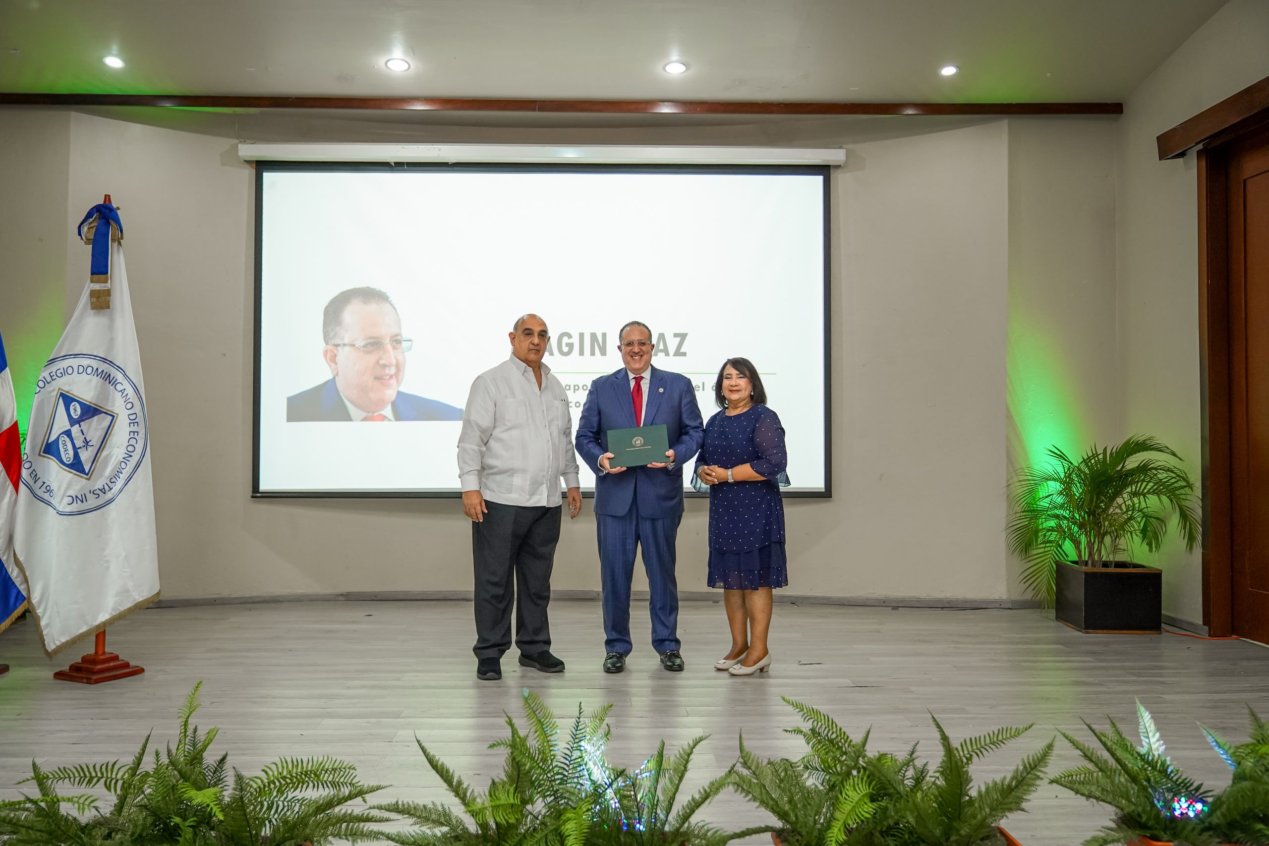 imagen Colegio de Economistas reconoce trayectoria y aportes profesionales del ministro Magín Díaz