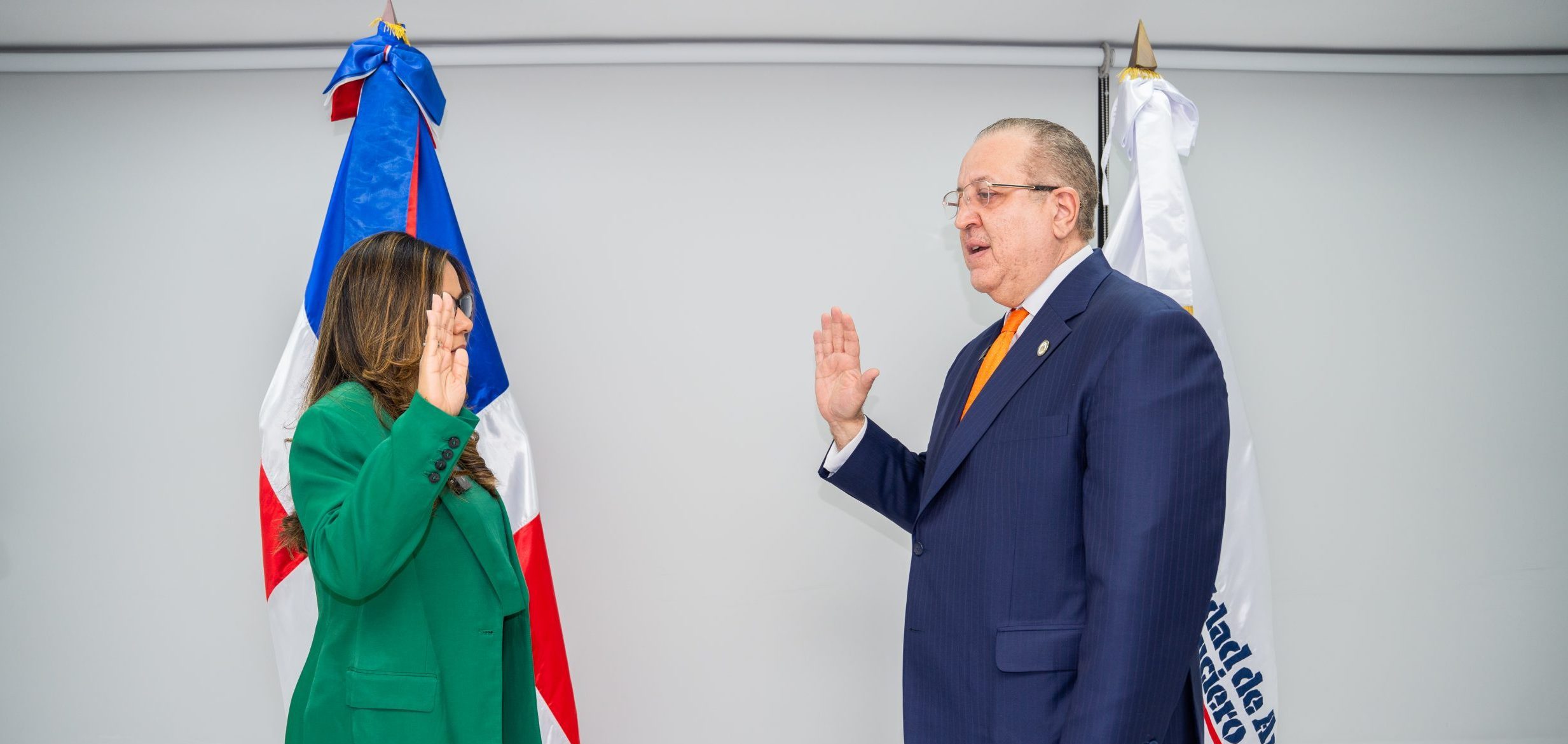 Ministro Magín Díaz juramenta a Aileen Guzmán para su segundo periodo en la Unidad de Análisis Financiero