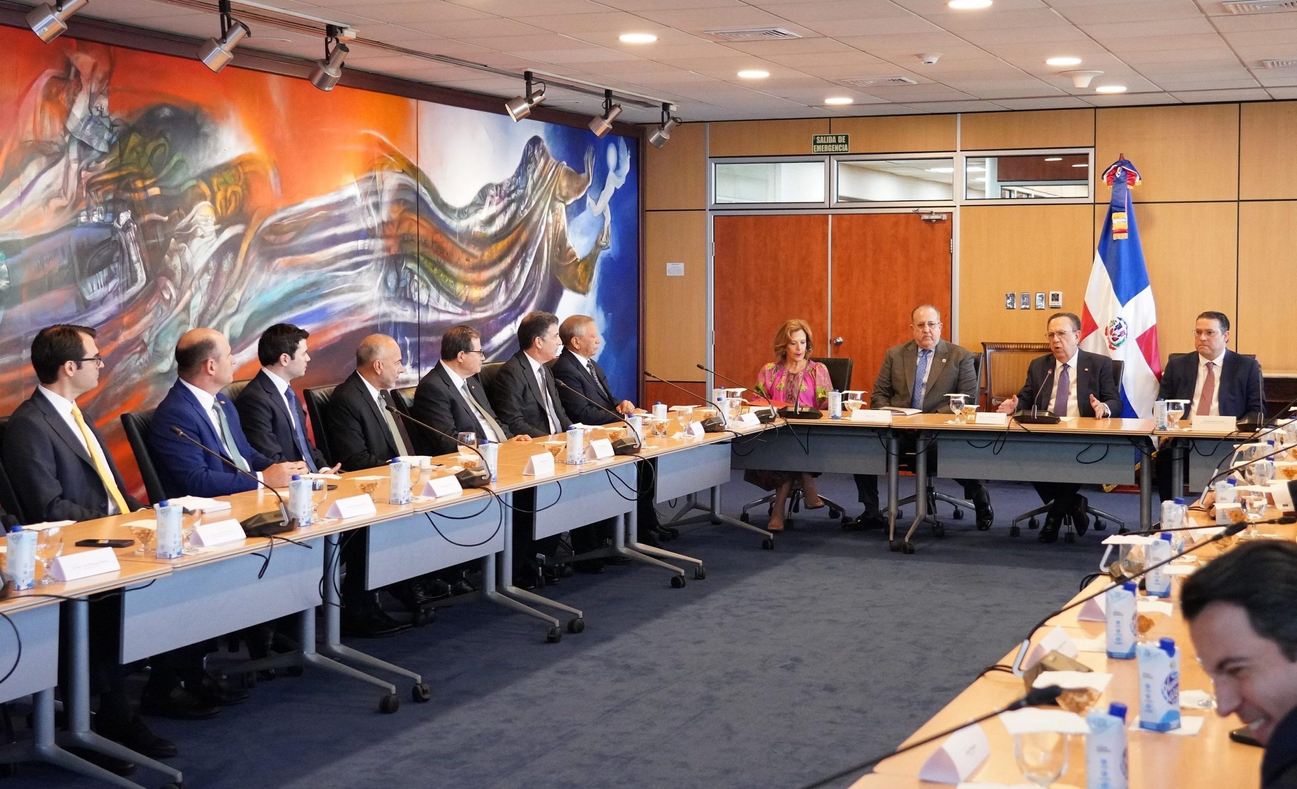 Valdez Albizu, Magín Díaz y Sanz Lovatón pasan revista a la  economía junto a presidentes de la banca múltiple