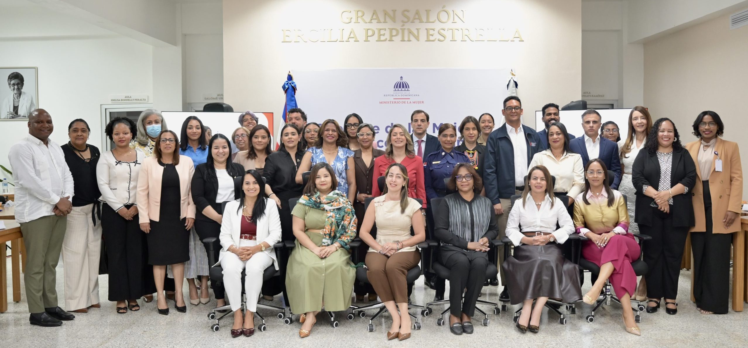 Hacienda y Economía participa en encuentro junto a más de 20 instituciones para fortalecer acciones dirigidas a mujeres, adolescentes y niñas