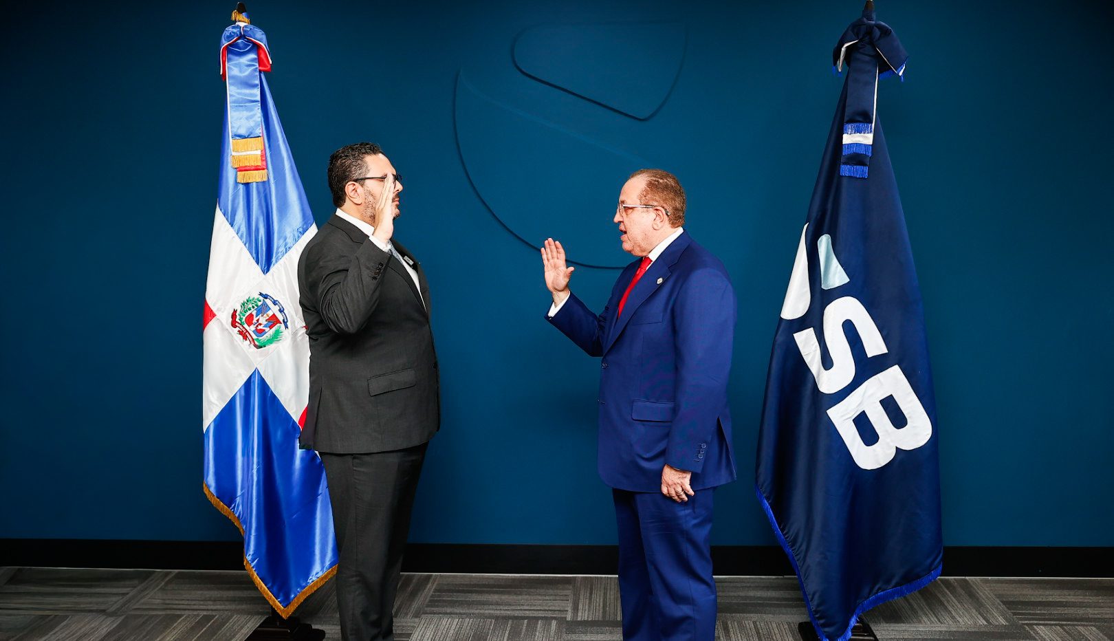 Ministro Magín Díaz juramenta a Enmanuel Cedeño Brea como nuevo superintendente de Bancos