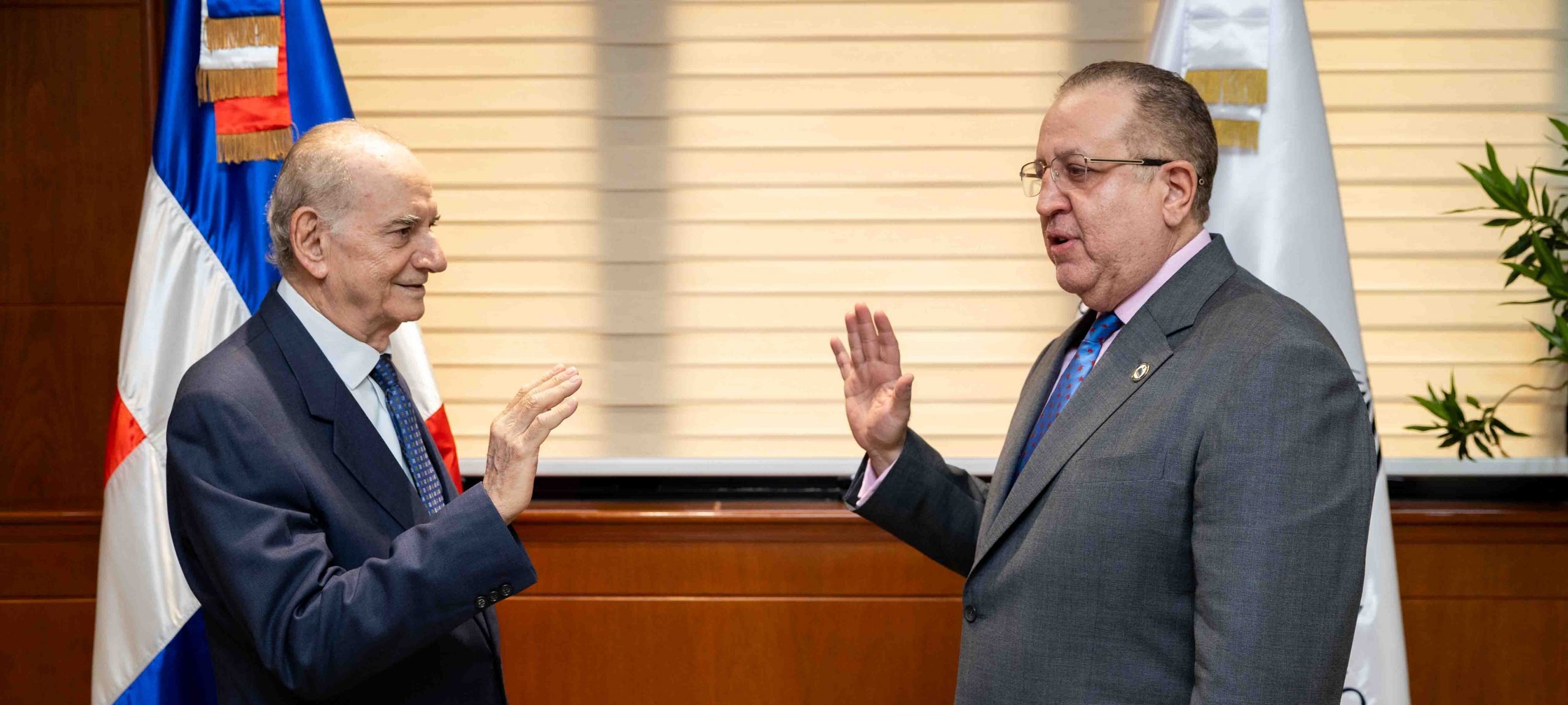 Ministro Magín Díaz juramenta a Quico Tabar como nuevo director general transitorio de Juegos de Aza