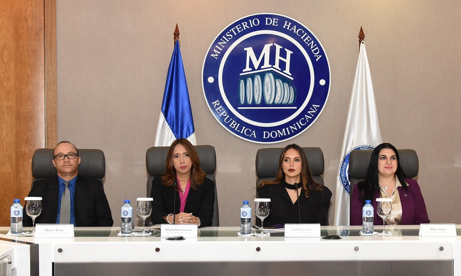 Mateo Ynoa, subdirector de Casinos y Juegos de Azar; Miguelina García Ducós, directora de Bienes y Servicios; Yudith Jiménez, directora general de Coordinación del Despacho; Pilar Trigo, subdirectora de Comunicaciones.