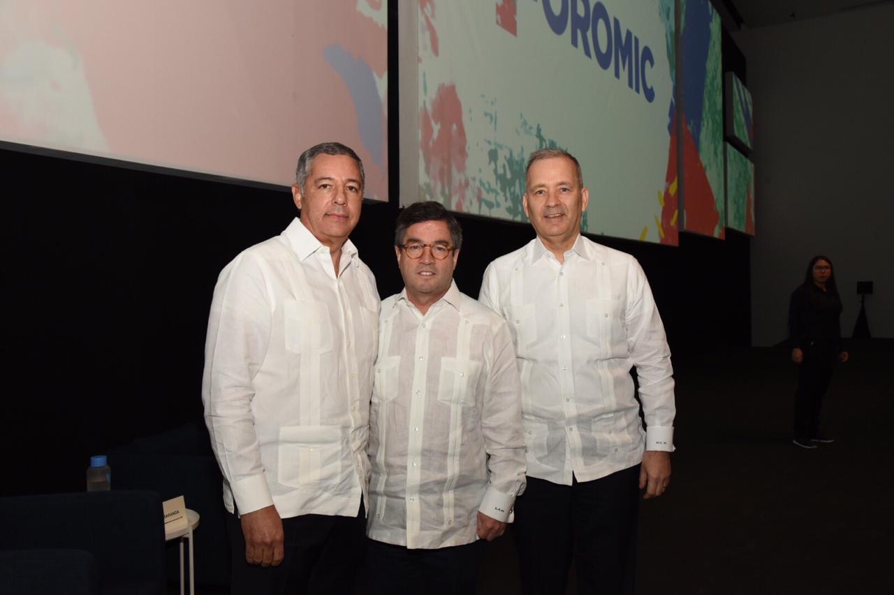 El ministro de Hacienda, Donald Guerreo Ortiz, junto al presidente del Grupo BID, Luis Alberto Moreno y el representante del Banco Interamericano de Desarrollo (BID) para la República Dominicana, señor Miguel Coronado.