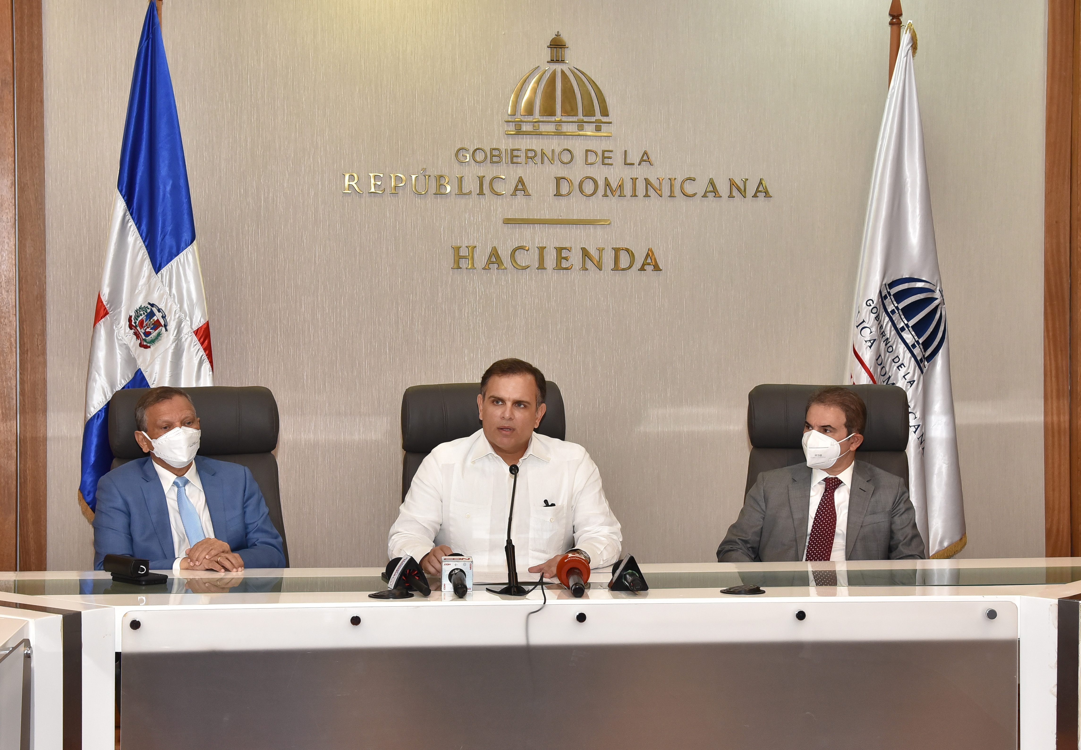 Leonardo Aguilera, presidente de la Refinería Dominicana de Petróleo PDV (REFIDOMSA); Jochi Vicente, ministro de Hacienda y Antonio Suglul, abogado externo. 