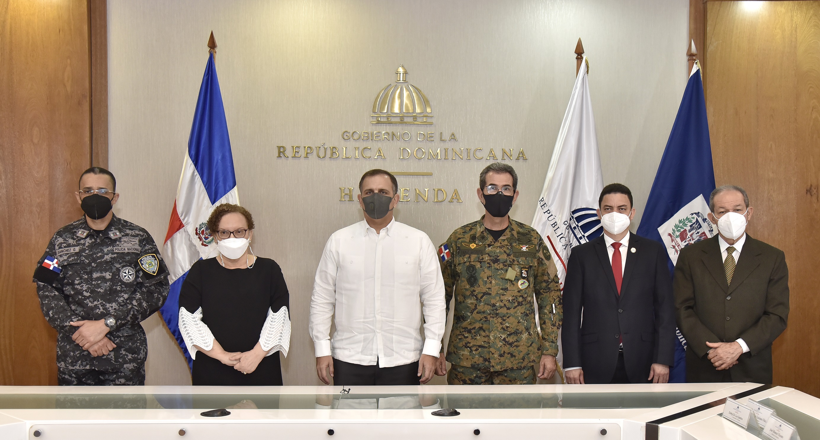 En el acto de firma estuvieron presentes: el teniente general Carlos Luciano Díaz Morfa, ministro de Defensa, y el mayor general Edward Ramón Sánchez, director general de la Policía Nacional, el viceministro del Tesoro, Derby de Los Santos, y el director de Casinos y Juegos de Azar, Aníbal Amparo García.